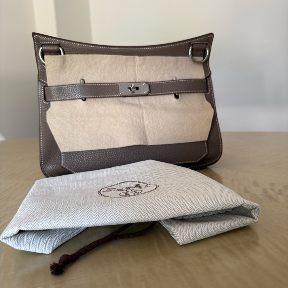 Hermès Taurillon Clemence Jypsiere 31 in Etoupe, great preowned condition - Picture 2 of 14
